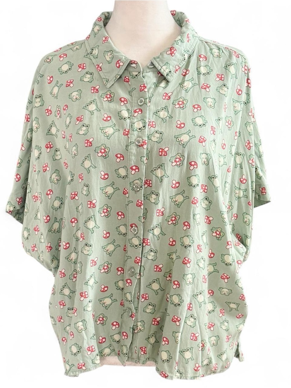 Hot Topic Sage Green Frog & Mushroom Button-Down – Size XL 🐸🍄